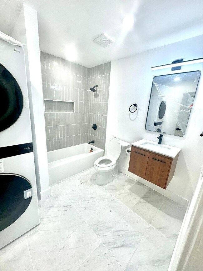 Photo - 828 E Woodlawn St