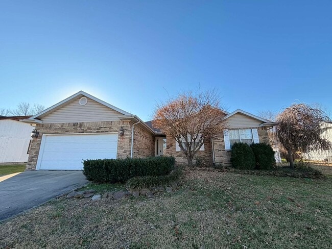 Building Photo - Beautiful Executive 3bd/2bath home in Joplin with fenced in yard / 2 car garage and sunroom!!
