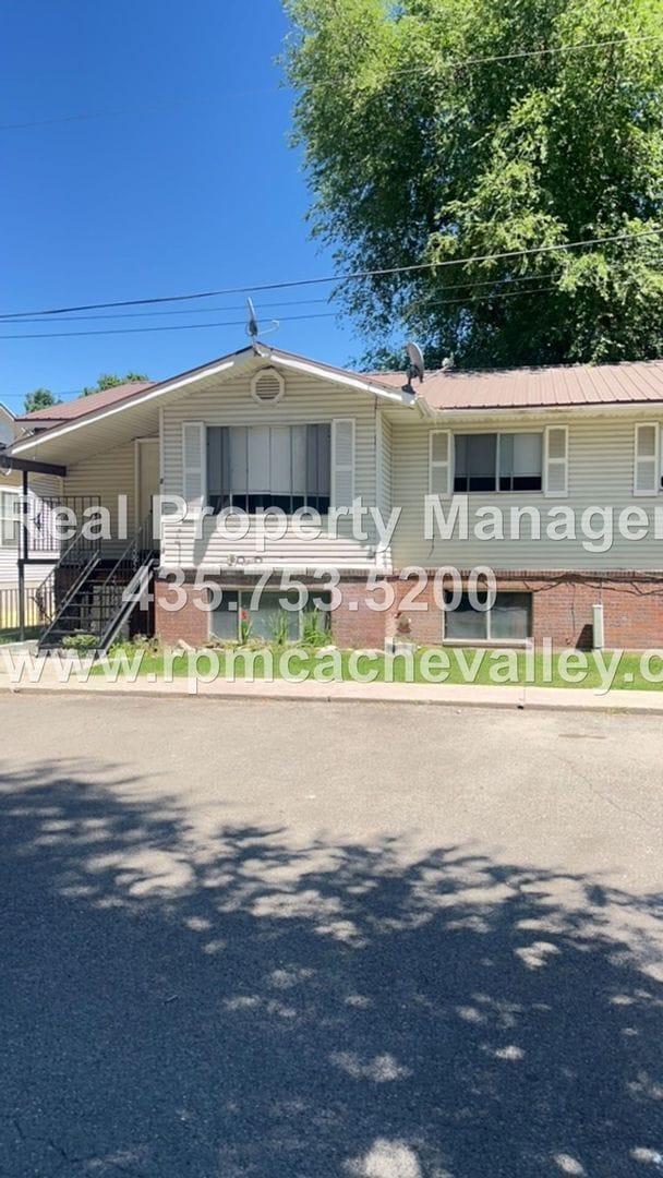 Building Photo - 420 1/2 N 200 W # 1-4 Unit 420 1/2 N 200 W Apt 4