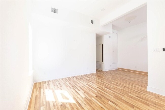 Photo - 408 Armstrong St