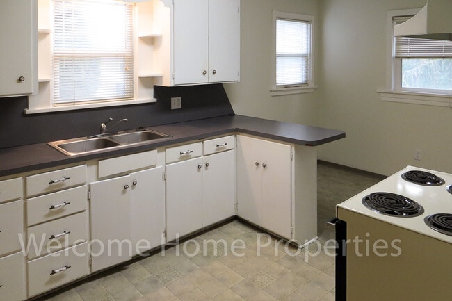 Photo - Comfortable 2 Bedroom Home With Shade Trees Unit 406 6th