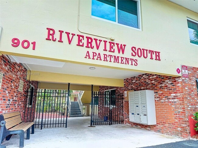 Building Photo - 901 NE 18th Ct Unit 105 Rental