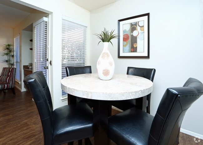 1BD,1BA - 682 SF