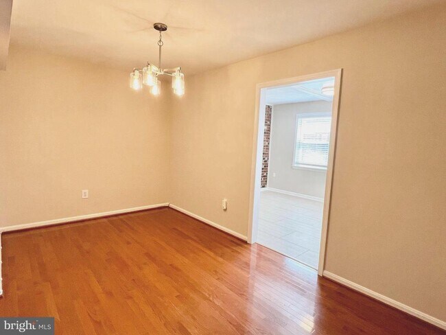 8124 Larkin Ln