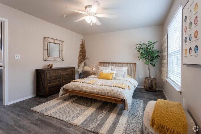 1BR, 1BA - 698 SF