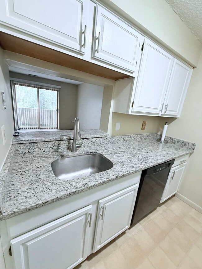 Building Photo - 5002 Ravens Crest Dr Unit 5002 Ravens Crest Rental