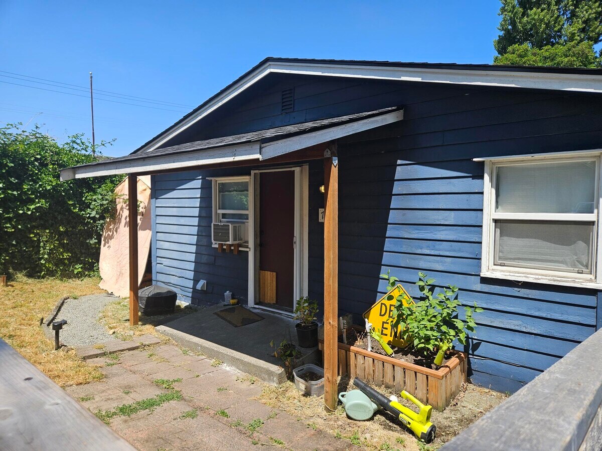 Photo - 708 -710 S Rose Street