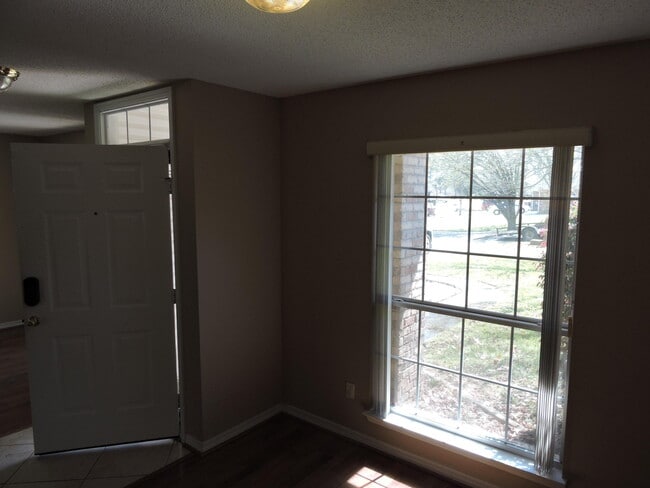 Photo - 328 Riverchase Blvd