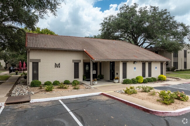Centro de arrendamiento amigable en Madeira Apartments en Waco: visite su nuevo hogar hoy mismo. - Madeira Apartments