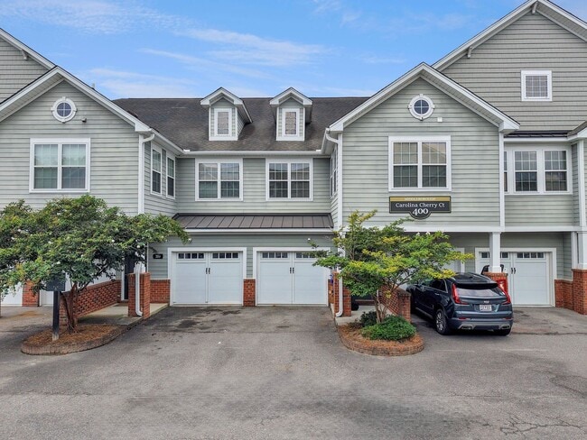 Building Photo - Second Floor Flat with 3 BR/ 3 BA and a 2 ... Rental