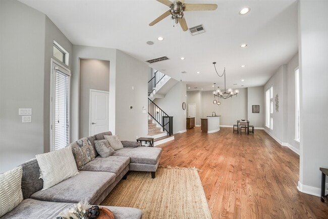Photo - 904 Roy St