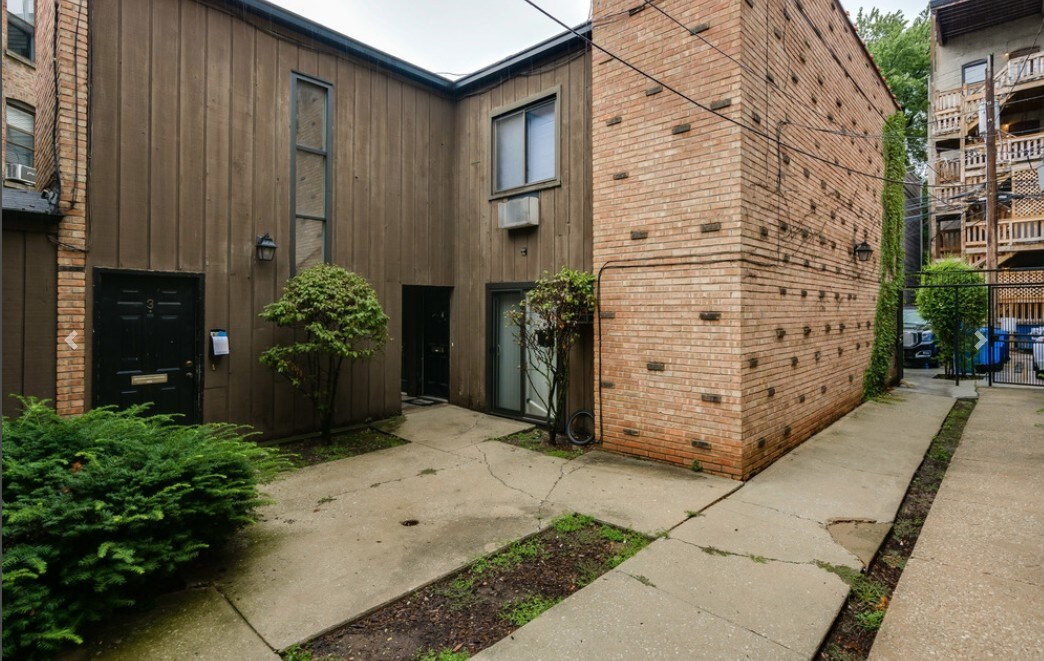 Rear View Photo - 854-856 W Altgeld St Apartments