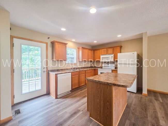 Photo - 2-Bedroom, 2.5-Bath Urbandale Townhome with Attached 2-Car Garage