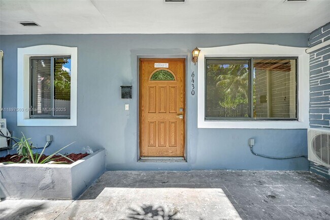 Photo - 6430 NE 1st Ct Unidad 6430