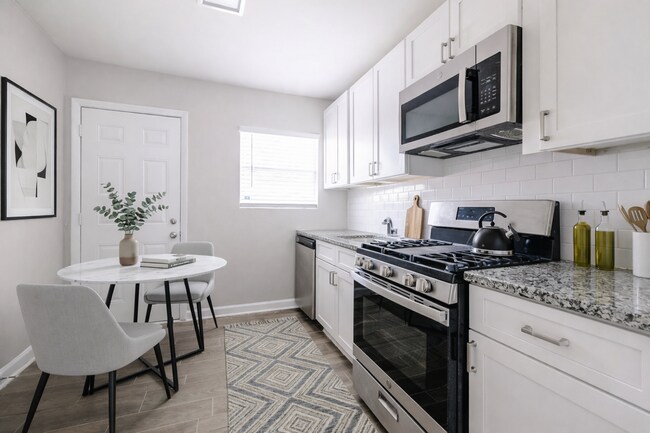 Photo - Live Connected. Live Collier.