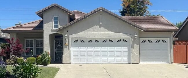Building Photo - Super cute home with 3 car garage in a des...