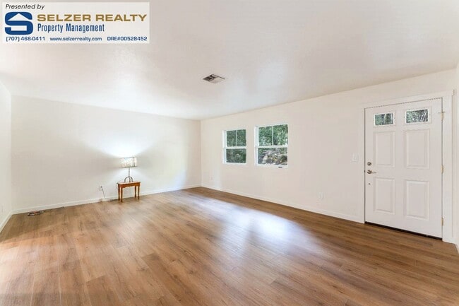 Photo - Newly renovated & nicely equipped 3 bd. hillside home!