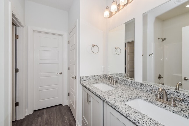 1074 Walker Point Way - SQFT 1153 - 008-photo-main-bathroom-12802052