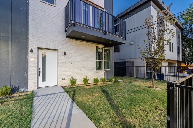 Rooftop Living Steps from Greenville Ave | 3BR/3.5BA Townhome