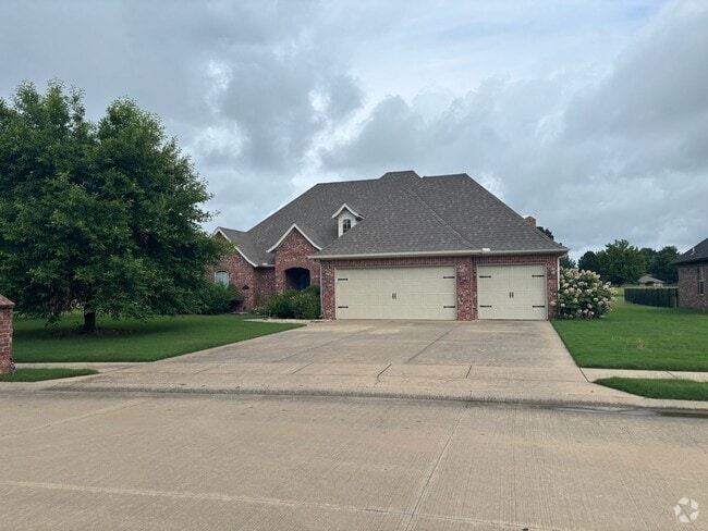 Building Photo - Spacious 4-Bedroom, 3-Bathroom Home with T...