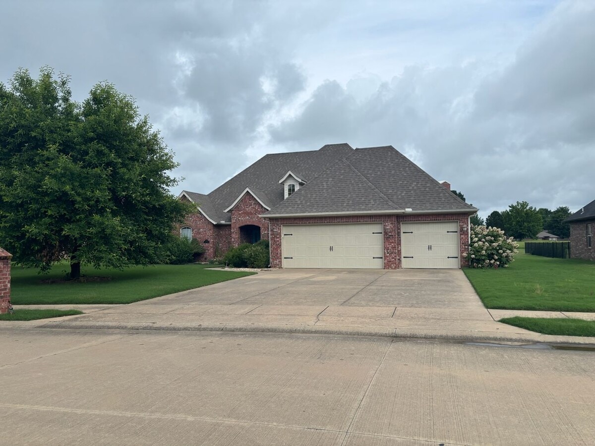 Spacious 4-Bedroom, 3-Bathroom Home with T... - Spacious 4-Bedroom, 3-Bathroom Home with T...