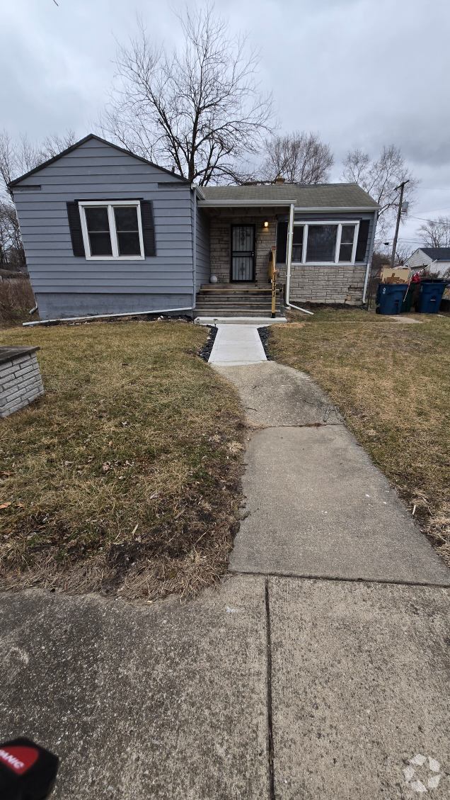 Building Photo - Beautifully rehabbed, spacious 3 bedroom h... Rental