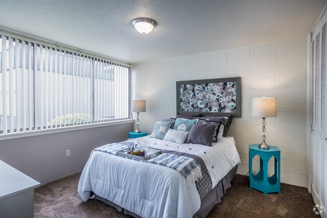 1 BR, 1 BA - High-Rise