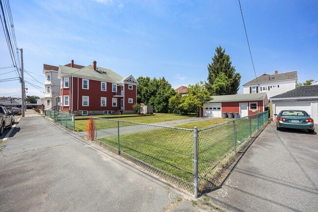 Building Photo - 93 Sidney St Unit 2