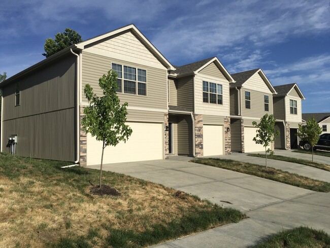 3 Bed 2 Car Garage Townhome in Grain Valle... - 3 Bed 2 Car Garage Townhome in Grain Valle...