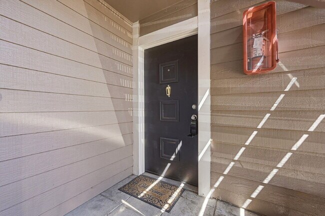 $1,620.95- 2 Bed, 2 Bath Updated Condo in Denver with In Unit Laundry and Community Amenities!