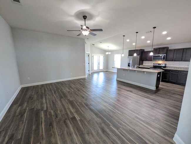 Photo - 2401 Spur Ln