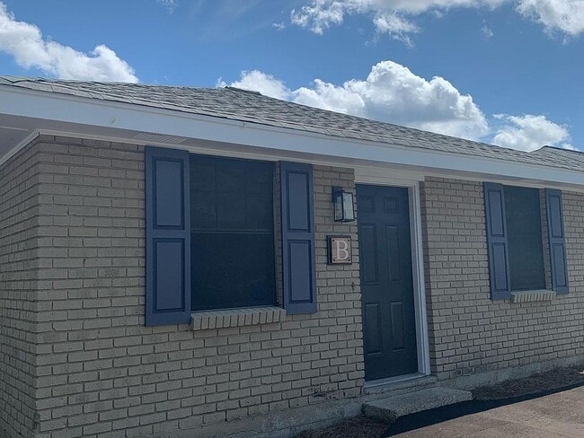Building Photo - Campus Cottages Unit 2