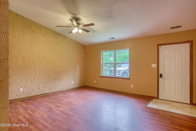 Photo - 303 Sedgefield Ct