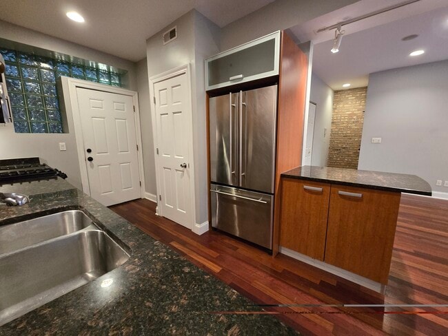 Photo - 1360 W Estes Ave Unidad Sun-Drenched 1BR Condo wi
