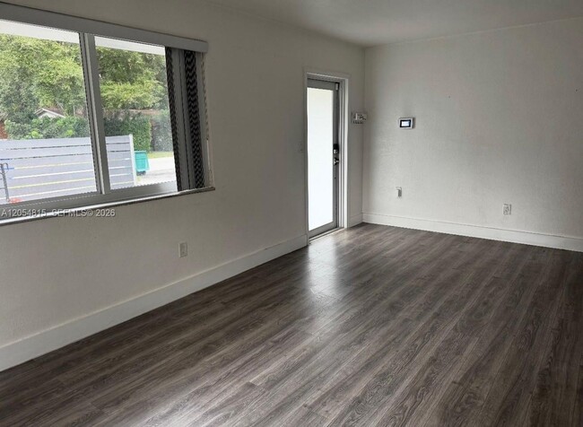Photo - 502 NE 163rd St