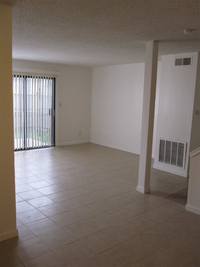Building Photo - 1221 N Peach Ave