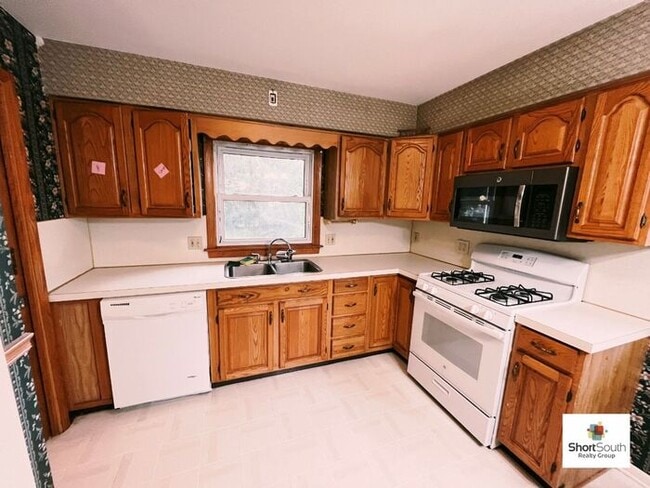 Photo - Recently updated 4 bed 1.5 bath Single Fam...
