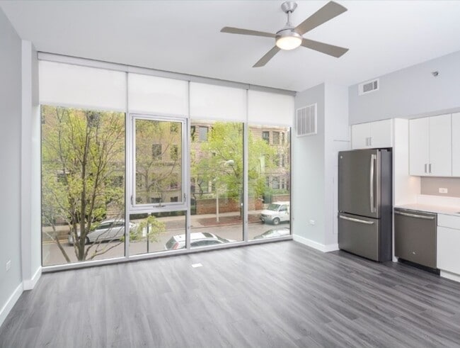 Building Photo - 905 W Montrose Ave Rental