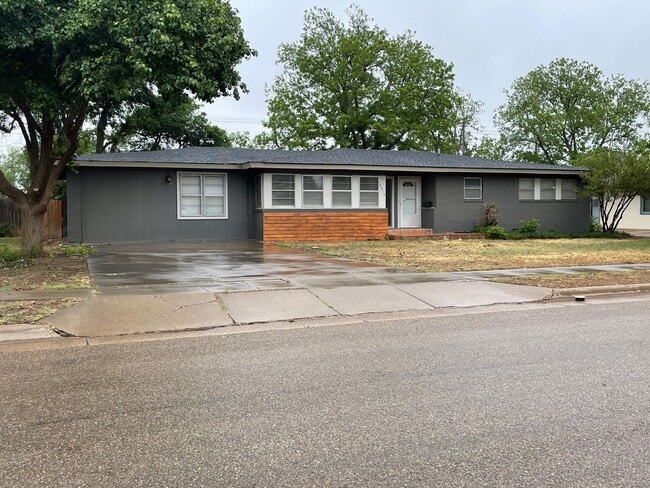 Building Photo - CENTRAL LUBBOCK HOME - 5 BED/3 BATH