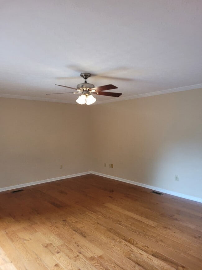 Photo - 1405 Karr Ln