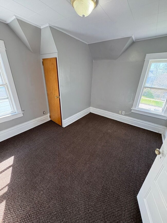 Photo - 815 W 1st St