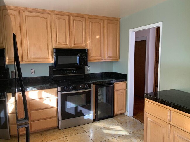 Cocina con dos puertas. - 650 Presidio Ave Unidad 301