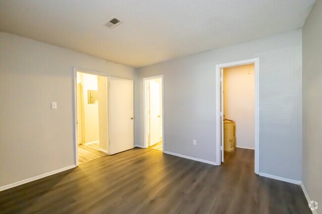 2BR, 2BA 880-SF