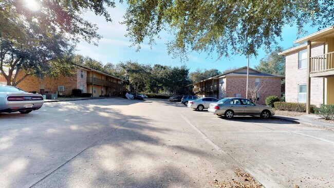 Coastal Comfort Awaits: Spacious 2-Bed, 2-Bath Retreat in Fort Walton Beach!