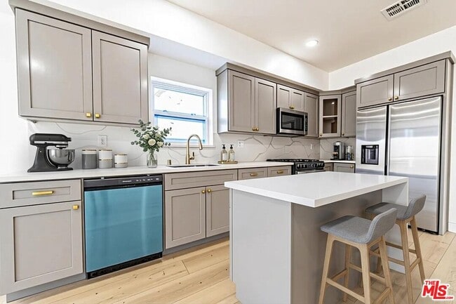 Photo - 5436 Romaine St