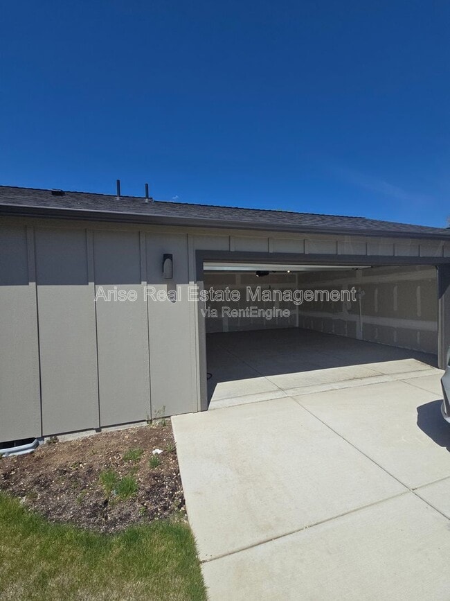 Photo - 652 NE McCampbell St