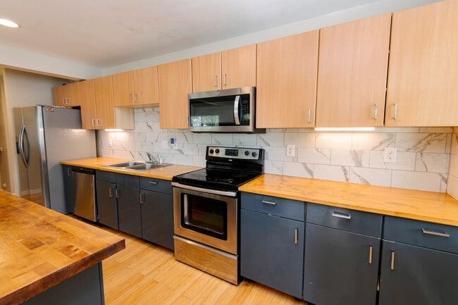 Photo - 3 Bedroom Home with Spacious Back yard Close to NCSU!