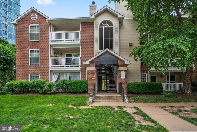 Building Photo - 1521 Lincoln Way Unit 104A
