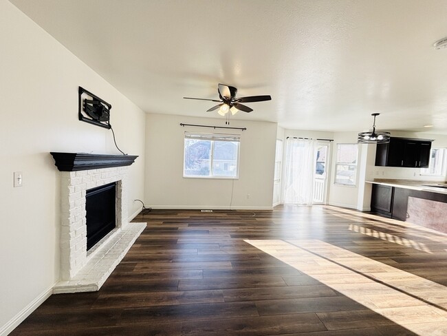Photo - 1094 1825 W