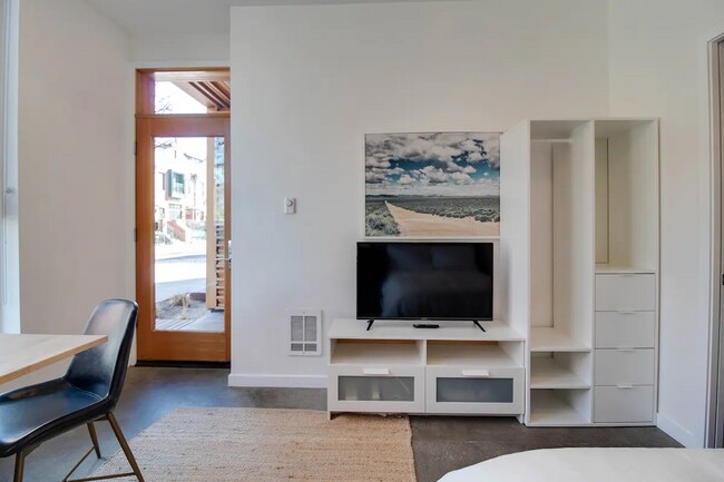 Photo - Partially Furnished Studio Apartment - Bet... Unidad 5A